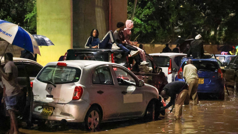 Des personnes se sont réfugiées sur le toit de leurs voitures après les inondations provoquées par les fortes pluies à Nairobi, au Kenya, le 6 mars 2026