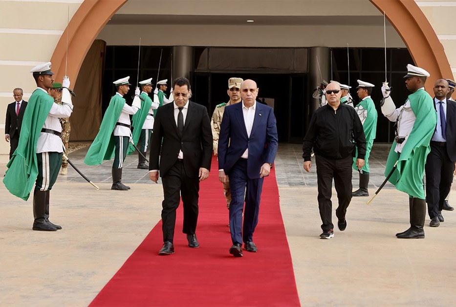 الريادة: غادر رئيس الجمهورية السيد محمد ولد الشيخ الغزواني نواكشوط صباح اليوم الخميس متوجهاً إلى محطة إنتاج الغاز العائمة بمشروع حقل السلحفاة آحميم الكبير، الذي يقع قبالة السواحل الموريتانية السنغالية. 
وتأتي هذه الزيارة في إطار متابعة سير العمل في هذا المشروع الحيوي الذي يعزز قطاع الطاقة في المنطقة.
ويرافق الرئيس في هذه الزيارة وفد رسمي يضم عدداً من الشخصيات البارزة في قطاع الطاقة والإدارة، من بينهم الوزير المكلف بديوان رئاسة الجمهورية، وزير الطاقة والنفط، والمدير العام للشركة الوطنية للمحروقات، والمدير العام لتشريفات الدولة.
وتمثل هذه الزيارة خطوة مهمة ضمن الجهود الرامية إلى تعزيز التعاون الإقليمي بين موريتانيا والسنغال في مجال الطاقة، كما تعكس أهمية مشروع آحميم الكبير في دعم النمو الاقتصادي وتطوير البنية التحتية للطاقة في المنطقة.
