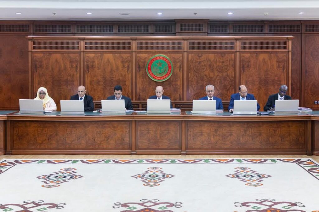 "اجتمع مجلس الوزراء اليوم الأربعاء 28 مايو 2025، تحت رئاسة صاحب الفخامة السيد محمد ولد الشيخ الغزواني، رئيس الجمهورية.
وقد درس المجلس وصادق على مشروعي القانونين التاليين:
- مشروع قانون يسمح بالمصادقة على اتفاقية تمويل الموقعة بتاريخ 12 مايو 2025 بين حكومة الجمهورية الإسلامية الموريتانية والرابطة الدولية للتنمية والمخصصة لتمويل مشروع تمكين المرأة والعائد الديمغرافي في افريقيا جنوب الصحراء"+".
يولي برنامج فخامة رئيس الجمهورية أهمية كبرى لتمكين المرأة، من خلال تحسين فرص الحصول على الخدمات الصحية والتعليم الجيد المنخفضة التكاليف، وكذلك تعزيز النجاح الاقتصادي من خلال التكوين المتكامل على المهارات التقنية والحياتية لدعم التوظيف.
وفي هذا السياق تأتي المصادقة على هذا التمويل لاستمرار وتوسيع أنشطة مشروع تمكين المرأة والعائد الديمغرافي في افريقيا جنوب الصحراء، الذي قد حقق نتائج جيدة في مجالات الصحة والتعليم، وتدريس الفتيات وعدم تسربهن من المدارس، وتمكينهن على المستويين الوطني والاقليمي.
ويبلغ هذ التمويل 193 مليون يورو وسيتم تسديده على مدى 30 سنة من ضمنها 5 سنوات سماح بالإضافة إلى نسبة فائدة بواقع 1.25% من الرصيد المسحوب من القرض وبرسوم خدمة بواقع 0.75% سنويا من الرصيد المسحوب.
‐ مشروع قانون يتضمن تنظيم النشاط الصناعي
يهدف مشروع القانون الحالي إلى وضع إطار قانوني موحد وحديث لتنظيم النشاط الصناعي في موريتانيا، ويأتي لسد الفراغ التشريعي الناتج عن إلغاء الأمر القانوني رقم 84-020 الصادر بتاريخ 22 يناير 1984، ومرسومه التطبيقي رقم 85-164 الصادر بتاريخ 31 يوليو 1985، وهو فراغ ساهم في اضطراب هذا القطاع.
ويندرج هذا المشروع في إطار رؤية شاملة تنتهجها الحكومة من أجل سياسة صناعية متكاملة ومنسجمة، تهدف إلى تثمين الموارد الوطنية، سواء كانت معدنية أو زراعية أو بحرية أو حيوانية، والاستفادة من الفرص الجديدة التي توفرها مصادر الطاقة النظيفة، ولا سيما الهيدروجين الأخضر..
كما درس المجلس وصادق على مشاريع المراسيم التالية:
‐ مشروع مرسوم يتضمن تعيين رئيس مجلس إدارة مدرسة الصحة العمومية بالنعمة
‐ مشروع مرسوم يتضمن تعيين رئيس مجلس إدارة مركز استطباب الأنكولوجيا
‐ مشروع مرسوم يتضمن تعيين رئيس مجلس إدارة مدرسة الصحة العمومية بكيفه
- مشروع مرسوم يقضي بالمنح المؤقت لقطعة أرضية في ولاية لبراكنة مقاطعة ألاك لصالح الشركة الرحمة للإنتاج الزراعي والحيواني
يأتي هذا المنح طبقا لترتيبات المرسوم رقم 2010-080، الصادر بتاريخ 31 مارس 2010، الذي يلغي ويحل محل المرسوم رقم 2000-089، الصادر بتاريخ 17 يوليو 2000، المطبق للأمر القانوني رقم 127-83، الصادر بتاريخ 5 يونيو 1983، المتعلق بإعادة تنظيم الاراضي والعقارات
وتهدف الشركة من خلاله الى المساهمة الفاعلة في ضمان الامن الغذائي، والى استدامة تثمين الثروة الحيوانية الوطنية، والحد من اعتماد البلد على الواردات الغذائية.
- مشروع مرسوم يتضمن تعيين رئيس مجلس مجل إدارة مؤسسة تنفيذ الأشغال المنجزة بالمواد المحلية
- مشروع مرسوم يتضمن تعيين رئيس مجلس إدارة الحظيرة الوطنية لجاولينغ
وقدم وزير العدل، وزير الشؤون الخارجية والتعاون الإفريقي والموريتانيين في الخارج وكالة بيانا حول الوضع الدولي.
وقدم وزير الداخلية وترقية اللامركزية والتنمية المحلية بيانا عن الحالة في الداخل.
وأخيرا اتخذ المجلس الإجراءات الخصوصية التالية:
الأمانة العامة لرئاسة الجمهورية
المجلس الاقتصادي والاجتماعي والبيئي
الأمانة العامة
‐ الأمين العام: محمد محمود ولد الحاج إبراهيم،
وزارة تمكين الشباب والتشغيل والرياضة والخدمة المدنية
ديوان الوزير
الإدارة المركزية
المديرية العامة للشباب
مديرية الترفيه وإنعاش مؤسسات الشباب
‐ المدير: محمد امبارك البانون، مدير مساعد في نفس المديرية سابقا
‐ المديرة المساعدة: هند الصبار، حاصلة على شهادة الماجستير في القانون الدولي
المديرية العامة للتشغيل
‐ المدير العام المساعد: اسماعيل ولد سيدي
المديرية العامة للرياضة
‐ المديرة العامة: مريم ممادو امبدج، مديرة الترفيه وإنعاش مؤسسات الشباب سابقا
وزارة الشؤون الخارجية والتعاون الإفريقي والموريتانيين في الخارج
ديوان الوزير
‐ مكلف بمهمة: محمد السالك ولد إبراهيم، مدير المكتب الإعلامي للرئاسة سابقا
وزارة البيئة والتنمية المستدامة
ديوان الوزير
‐ مكلف بمهمة: سيدي محمد ولد محمد محمود، مدير الشؤون المالية سابقا
الإدارة المركزية
مديرية الشؤون المالية
‐ المدير: سعدن عبد الوهاب، مدير مساعد بمديرية حماية الشاطئ والمناطق الرطبة والمحميات
مديرية حماية الشاطئ والمناطق الرطبة والمحميات
‐ المدير المساعد: عبد الله ولد بمب، حاصل على شهادة الدكتوراه في الكيمياء".