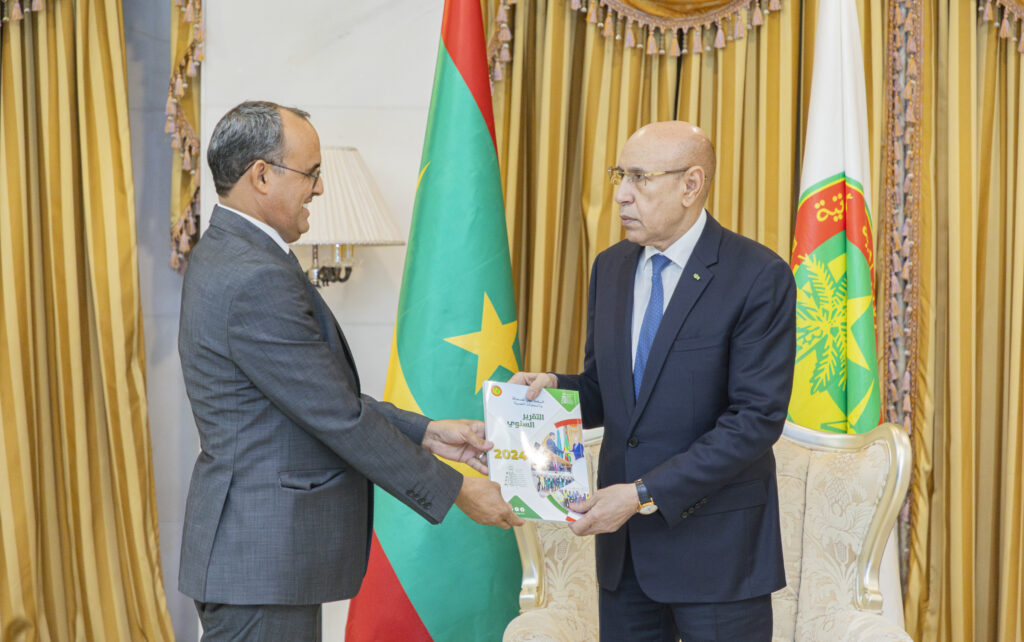 رئيس الجمهورية السيد محمد ولج الشيخ الغزواني خلال تسلمه لنسخة التقرير السنوي للسلطة العليا للسمعيات البصرية