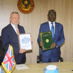 وزير الخارجية الموريتاني محمد سالم مرزوك وكاتب الدولة البريطاني المكلف بالشؤون الإفريقية، اللورد كولينز