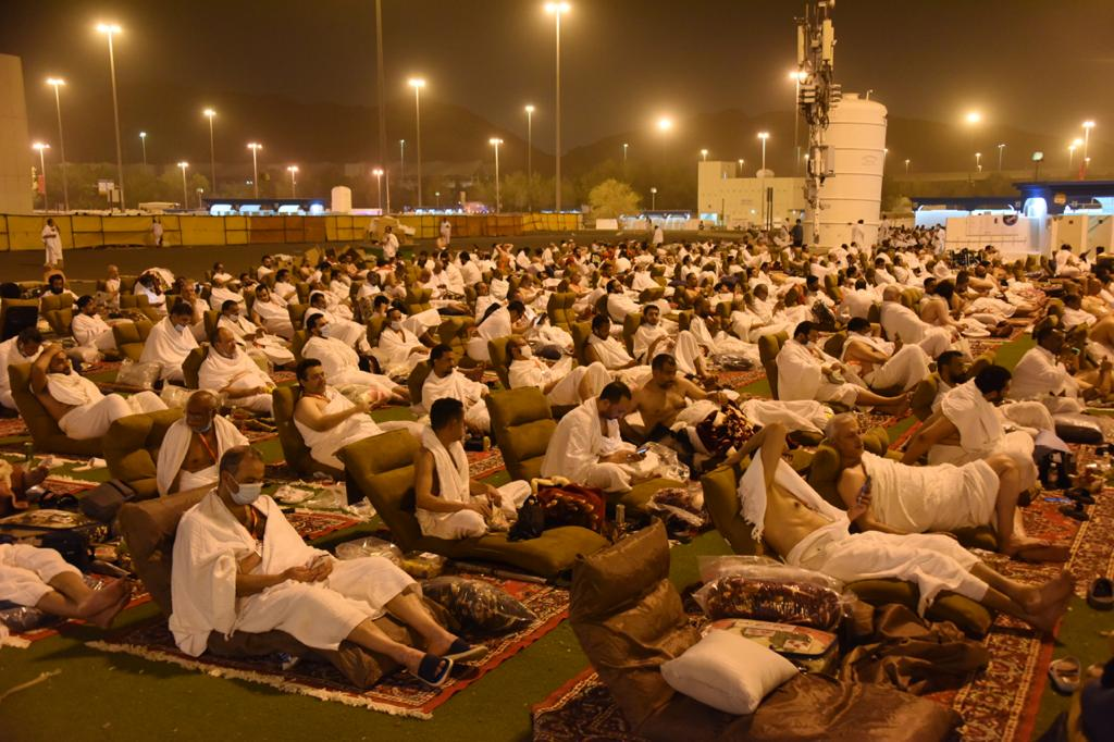 حجاج بيت الله الحرام يفيضون إلى مزدلفة بعد وقوفهم بصعيد عرفات الطاهر