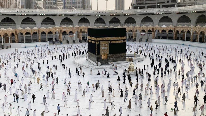حجاج بيت الله الحرام يؤدون طواف الإفاضة في أجواء إيمانية وتنظيمية متميزة بالمسجد الحرام