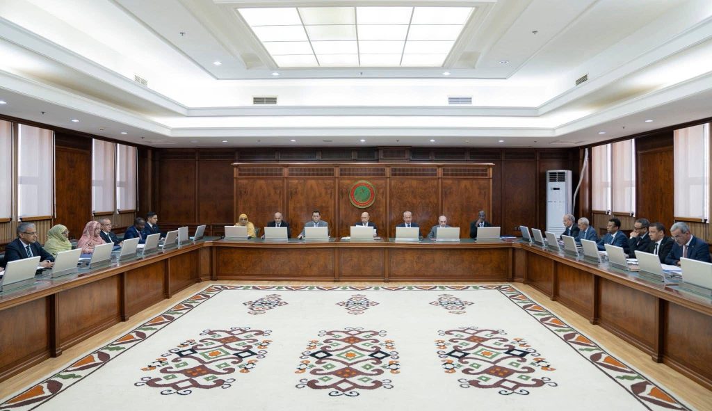 مجلس الوزراء يصادق على حزمة قوانين عسكرية وأمنية ويقر خطة لتنظيم قطاع الذهب