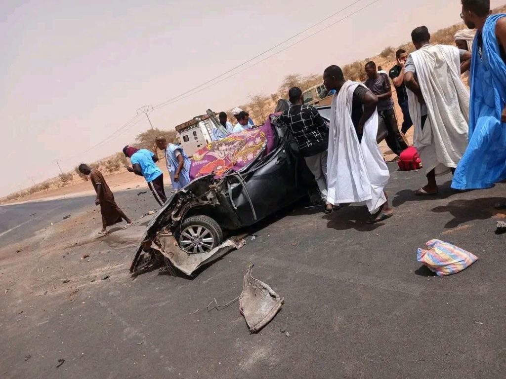 مصرع شخصين وإصابة ثلاثة في تصادم سيارة وشاحنة على طريق الأمل شرق بتلميت