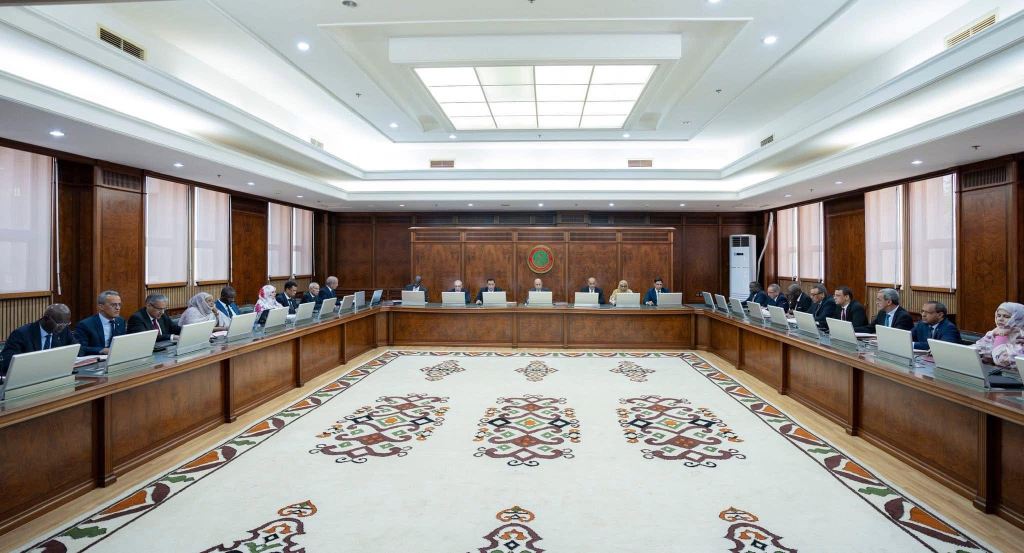 مجلس الوزراء يصادق على حزمة مراسيم تنموية ويُجري تعيينات واسعة