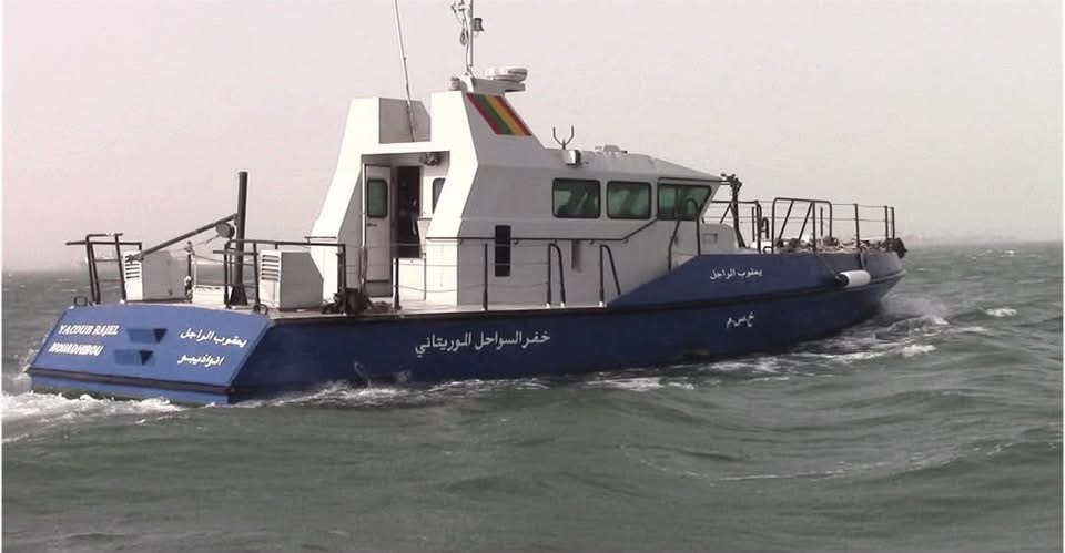 خفر السواحل ينقذ 37 مهاجرًا وتواصل البحث عن عشرات المفقودين.