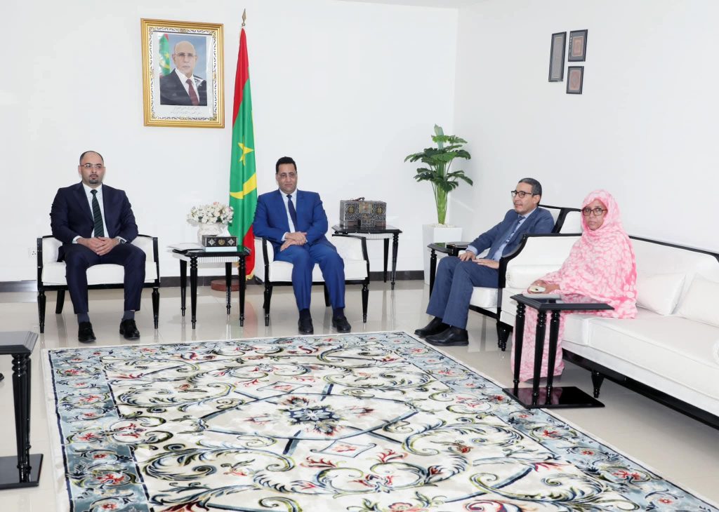 الوزير الأول يبحث مع السفير الجزائري تعزيز التعاون بين البلدين