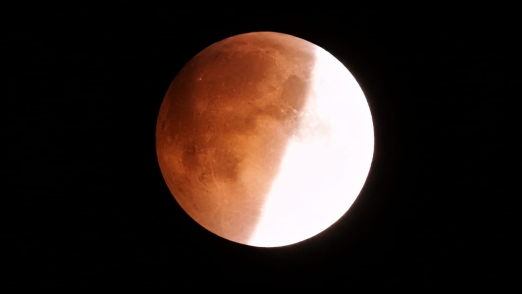 استمر أكثر من 4 ساعات.. خسوف جزئي للقمر موريتانيا