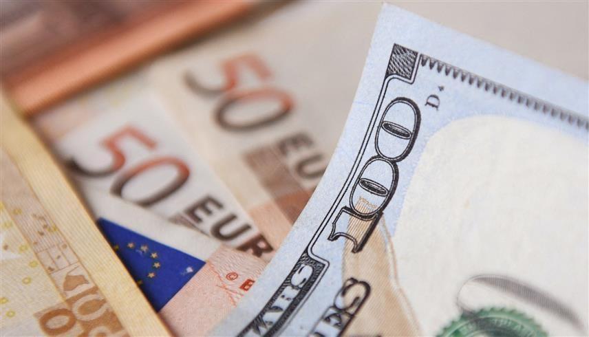 الدولار يقترب من أكبر مكسب شهري أمام اليورو في 14 شهراً