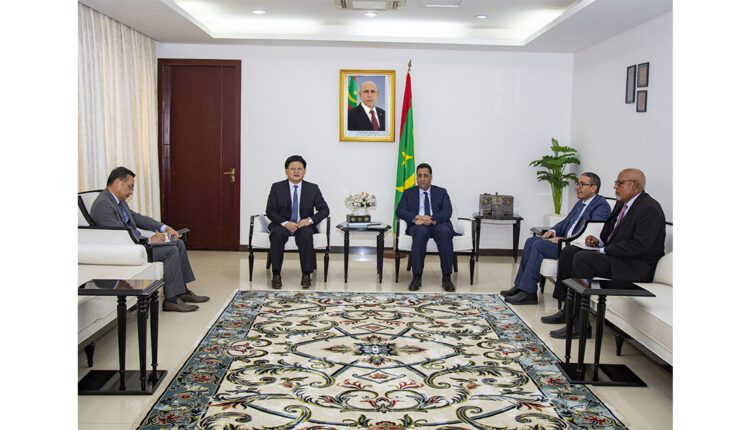 الوزير الأول يستقبل سفير الصين بنواكشوط