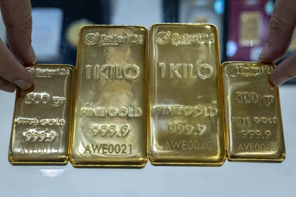 الذهب يتجه لتسجيل أكبر خسارة أسبوعية في أكثر من أربعة أشهر وسط توقعات باستمرار ارتفاع الفائدة الأميركية
