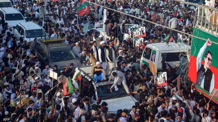أنصار عمران خان يزحفون نحو إسلام آباد